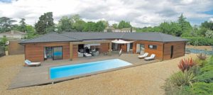 piscine d'une maison bois moderne et familiale