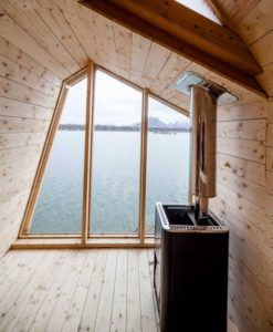 aménagement intérieur d'une maison bois avec vue sur lac