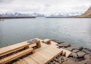 terrasse en bois sur le lac
