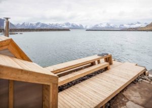terrasse en bois sur le lac