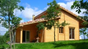 maison en ossature bois classique à la campagne