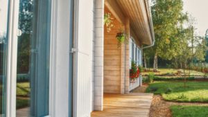 terrasse d'une maison bois moderne et familiale