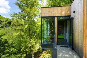 aménagement intérieur d'une maison en bois moderne et familiale