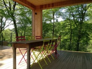 aménagement intérieur d'une maison en bois moderne et familiale