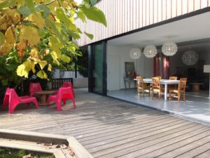 terrasse d'une maison en bois moderne et familiale