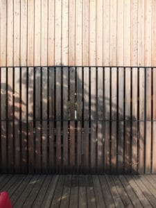 terrasse d'une maison en bois moderne et familiale
