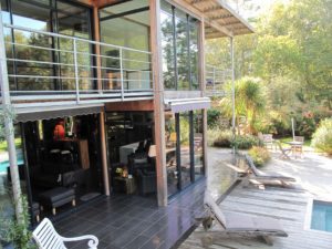 terrasse d'une maison en bois moderne et familiale