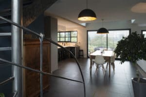 aménagement intérieur d'une maison en bois moderne et familiale