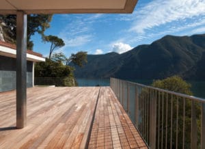 terrasse d'une maison en bois moderne et familiale
