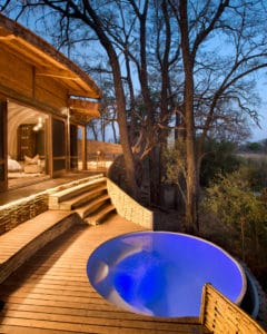 piscine d'une pavillon semi-ouvert en pleine nature