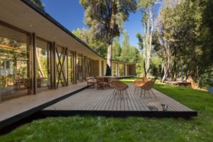 terrasse d'une maison bois dans la nature