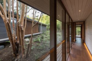 aménagement intérieur d'une maison bois dans la nature