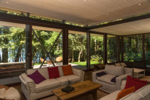 aménagement intérieur d'une maison bois dans la nature