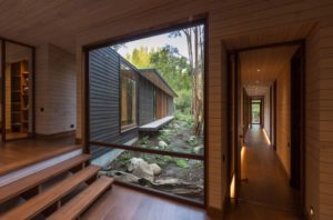 aménagement intérieur d'une maison bois dans la nature