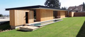 piscine d'une maison en bois moderne et familiale
