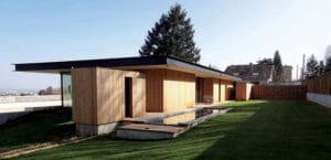 piscine d'une maison en bois moderne et familiale
