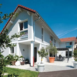 piscine d'une maison en bois moderne et familiale