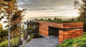 maison bois moderne avec jardin au pied de la montagne