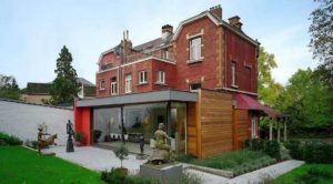 maison bois classique avec jardin