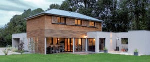 terrasse d'une maison en bois moderne et familiale
