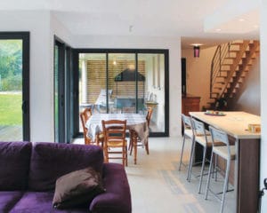 aménagement intérieur d'une maison en bois moderne et familiale