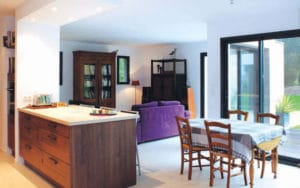 aménagement intérieur d'une maison en bois moderne et familiale