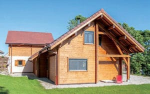 environnement d'une maison en bois moderne et familiale