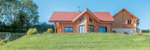 environnement d'une maison en bois moderne et familiale
