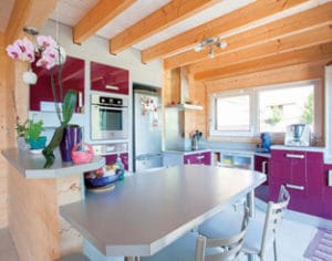 aménagement intérieur d'une maison en bois moderne et familiale