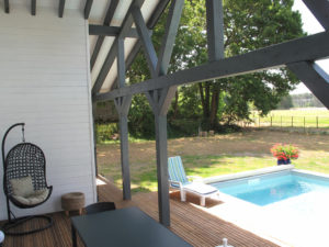 piscine d'une maison bois moderne et familiale
