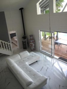 aménagement intérieur d'une maison bois classique à la campagne