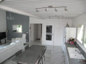 aménagement intérieur d'une maison bois classique à la campagne