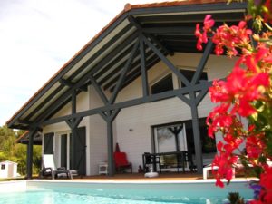 piscine d'une maison bois classique à la campagne