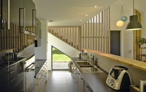aménagement intérieur d'une maison familiale et moderne à la campagne