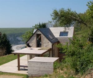 terrasse d'une maison bois moderne et familiale