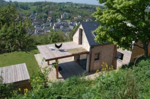 terrasse d'une maison bois moderne et familiale