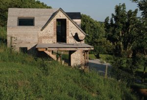 terrasse d'une maison bois moderne et familiale