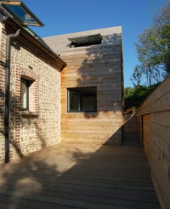 terrasse d'une maison bois moderne et familiale