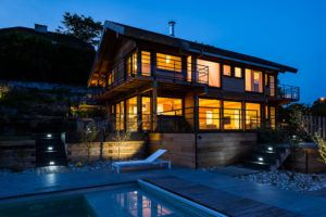 piscine d'une maison bois moderne et familiale
