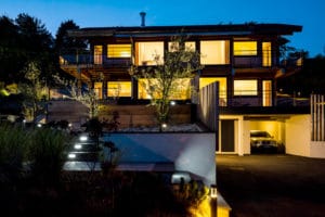 piscine d'une maison bois moderne et familiale