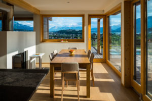 aménagement intérieur d'une maison bois moderne et familiale