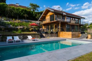 piscine d'une maison bois classique à la campagne
