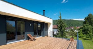 terrasse d'une maison bois moderne et familiale