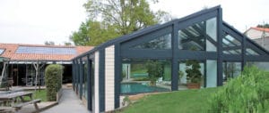 piscine d'une maison bois moderne et familiale