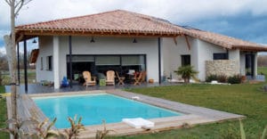 piscine d'une maison bois moderne et familiale