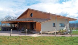 terrasse d'une maison bois moderne et familiale