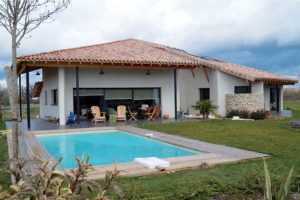 maison bois moderne et écologique avec jardin