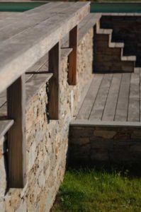 terrasse d'une maison bois moderne et familiale