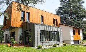 maison bois moderne et écologique avec jardin