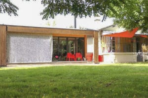 terrasse d'une maison bois moderne et familiale